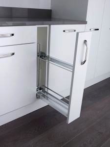  Arena Style base unit tray pull-out, 150mm wide, silver/chrome (KASTBP150C)