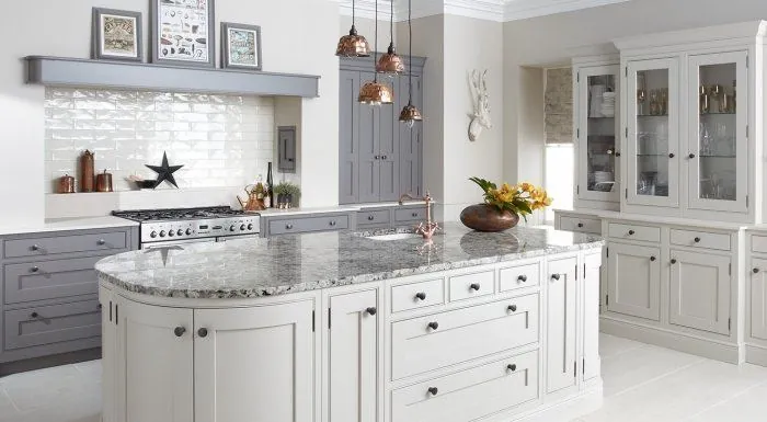 Traditional & glazed kitchen