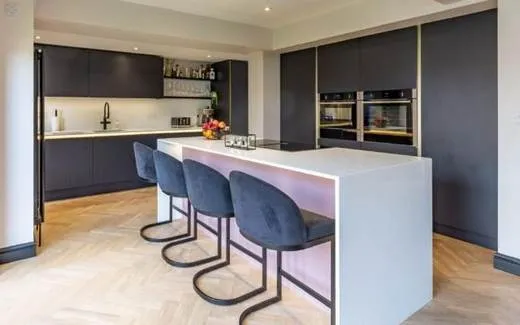 Zola Matt Handleless kitchen, Zola Matte in Vintage Pink & Carbon · Vintage Pink, Carbon