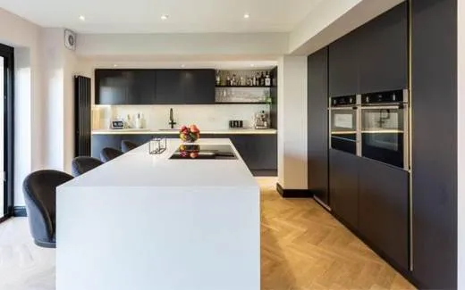 Zola Matt Handleless kitchen, Zola Matte in Vintage Pink & Carbon · Vintage Pink, Carbon