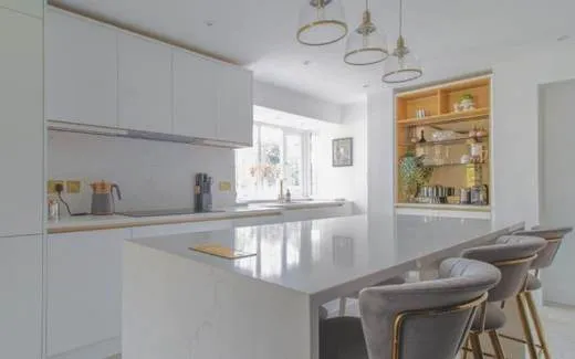Zola Gloss Handleless kitchen, Zola Gloss in White · White