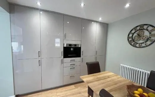 Zola Gloss Handleless kitchen, Zola Gloss in Cashmere · Cashmere