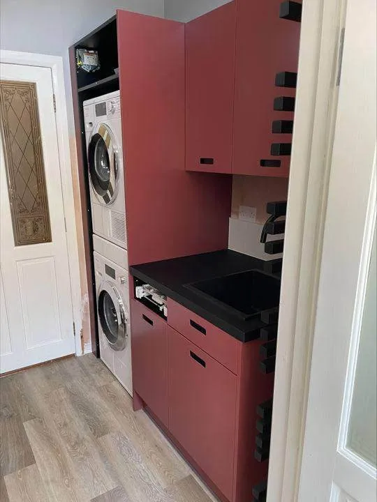 Porter Matt Handleless kitchen, Porter Matt Outline with Carbon Channel Georgian Red Utility Room · Georgian Red