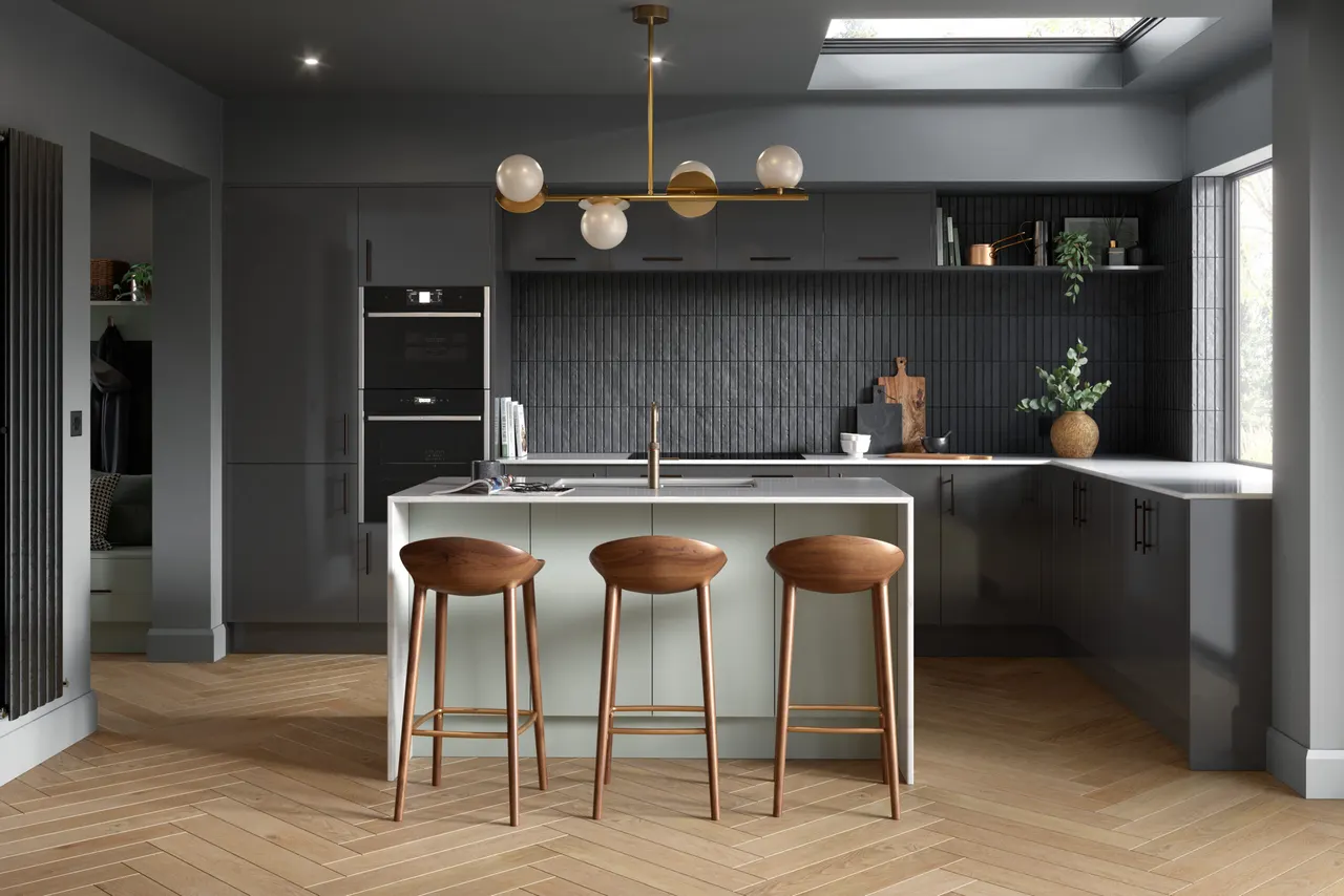 Zurfiz in Supergloss Graphite and Matt Pistachio kitchen